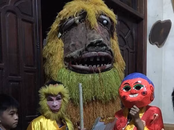 Đội hình múa lân Trung Thu phong cách Halloween khiến dân mạng cười ngất