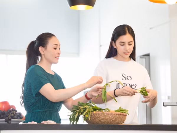 Hoa hậu Tiểu Vy mộc mạc, nhắng nhít vào bếp nấu ăn cùng mẹ nhân ngày 8/3
