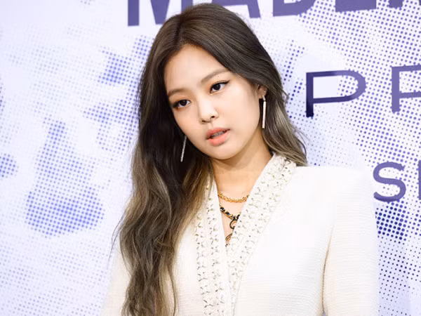 Jennie (BLACKPINK) gặp sơ sẩy khi tiết lộ nguồn cảm hứng cho lightstick của nhóm