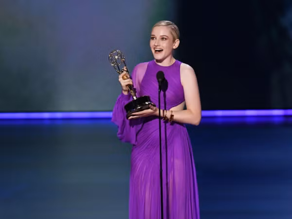 Julia Garner mặc đầm Công Trí, hạnh phúc nhận giải thưởng "Emmy" đầu tiên trong sự nghiệp!