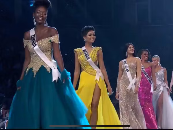 Bán kết Miss Universe 2018: H'Hen Niê nổi bật trong trang phục dạ hội với gam vàng rực rỡ