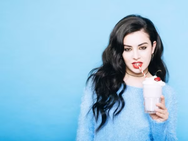 Charli XCX khiến cộng đồng LGBTQ “tan chảy” vì bức “thư tình” đáng yêu