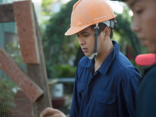 Hồ Quang Hiếu kiếm sống bằng nghề phụ hồ trong bộ phim tự sản xuất "Hổ Phụ Nuôi Hổ Tử"