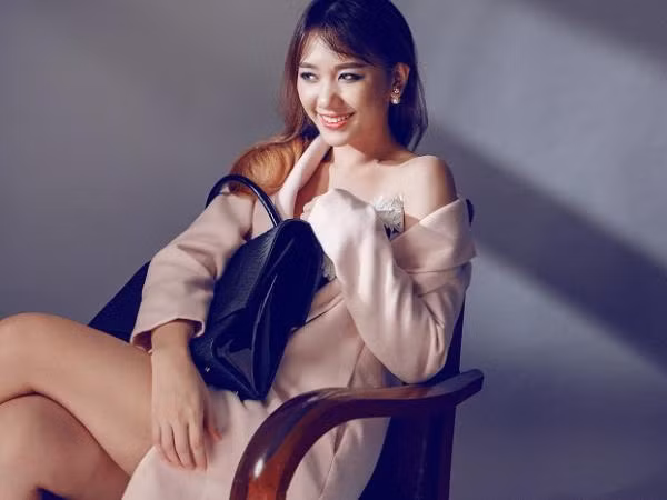 Ơn giời, cuối cùng Hari Won cũng chịu mặc đồ đúng tuổi rồi!