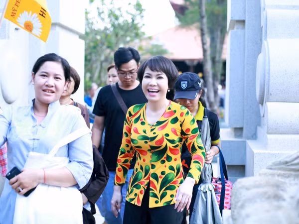 Đổi tóc ngắn lạ lẫm, Việt Hương rạng rỡ đi làm thiện nguyện dịp đầu năm