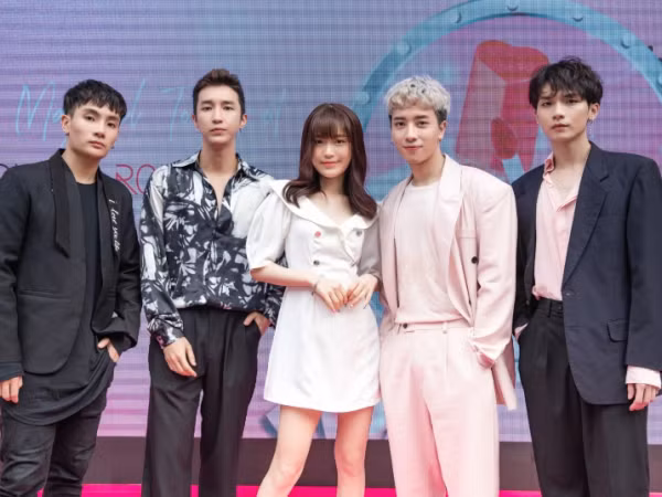 Han Sara xuất hiện cạnh Monstar sau khi công khai tình cảm với Tùng Maru (Uni5)