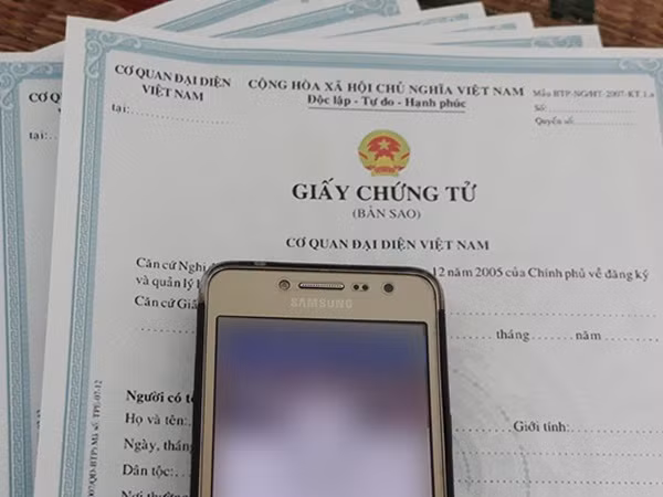 Hacker đánh sập Facebook cá nhân bằng giấy chứng tử tại VN