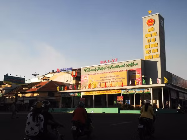Đà Lạt dỡ bỏ Rạp Hòa Bình, di dời tỉnh trưởng, các bạn trẻ nói gì?