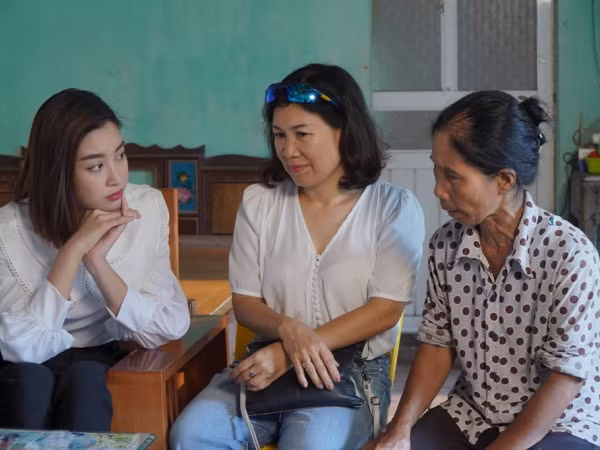 Hoa hậu Đỗ Mỹ Linh cùng dàn thí sinh "Miss World Việt Nam" làm từ thiện