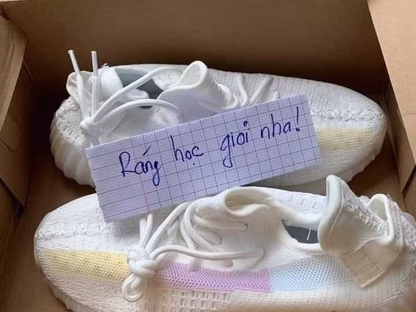 "Crush" của người ta: Tặng giày trước thềm năm học mới kèm lời chúc cực dễ thương