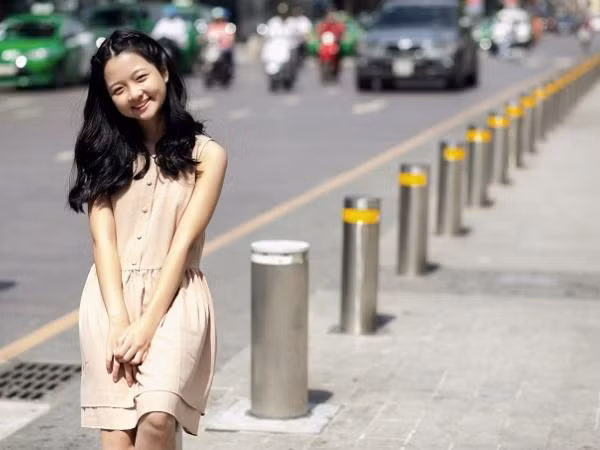 “Tiểu ngọc nữ” Lâm Thanh Mỹ khoe nét hồn nhiên, xinh tươi trên phố 