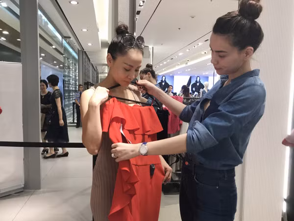 Hồ Ngọc Hà trở thành... stylist của Thu Minh trong MV hợp tác chung