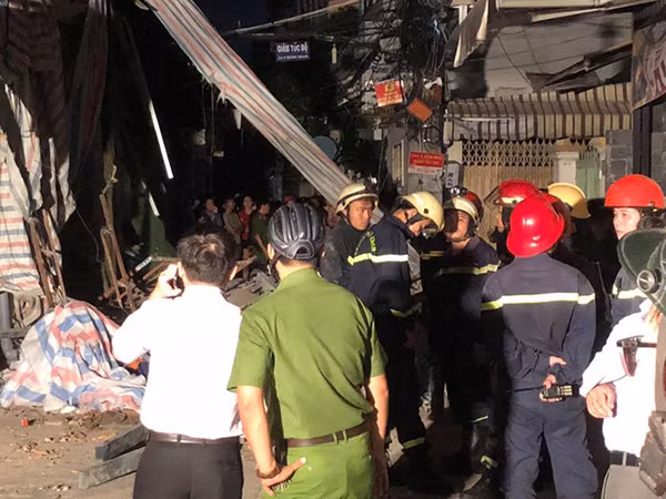 TP.HCM: Sập giàn giáo công trình giữa trung tâm Quận 1, 2 người thương vong