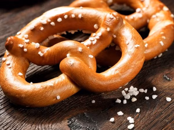 Bánh quy mặn với hình thù "khoanh tay trước ngực" này có gì mà nổi tiếng khắp thế giới?