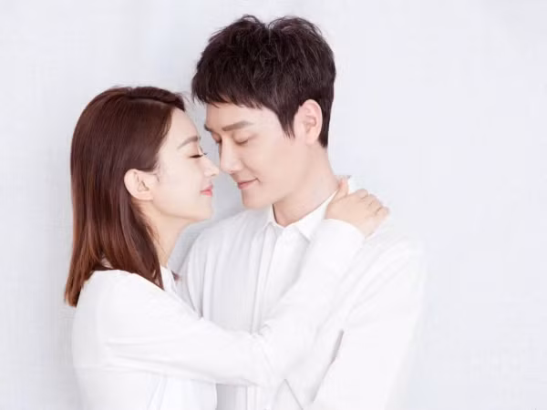 Triệu Lệ Dĩnh - Phùng Thiệu Phong đón con trai đầu lòng vào đúng ngày Quốc tế Phụ nữ