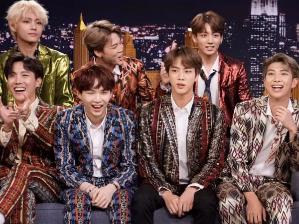 Hoảng hồn trước cảnh fan cuồng BTS ùn ùn ra khỏi máy bay để bám theo nhóm