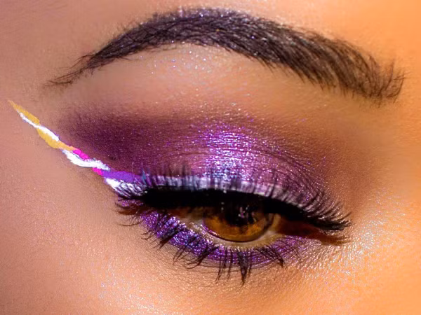 Vẽ eyeliner kiểu unicorn, xu hướng trang điểm nhất định bạn phải thử Hè này