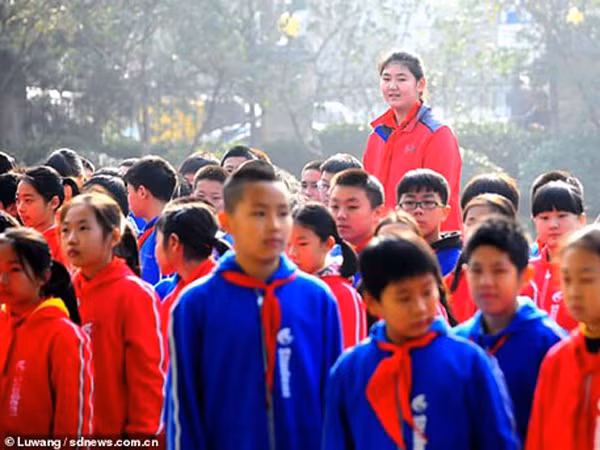 Kinh ngạc cô bé Trung Quốc 11 tuổi đã cao hơn 2 mét