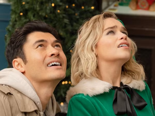 Xem trai đẹp siêu giàu Henry Golding hẹn hò “Mẹ Rồng” Emilia Clarke trong “Giáng Sinh Năm Ấy”