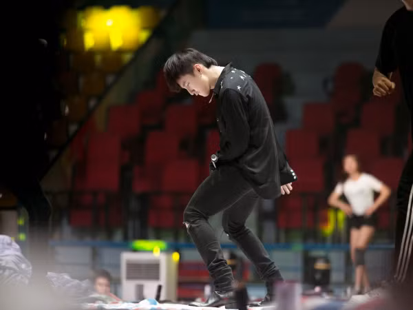 Sơn Tùng M-TP diện nguyên cây đen tổng duyệt suốt 5 tiếng đồng hồ cho fan meeting tại Hà Nội 