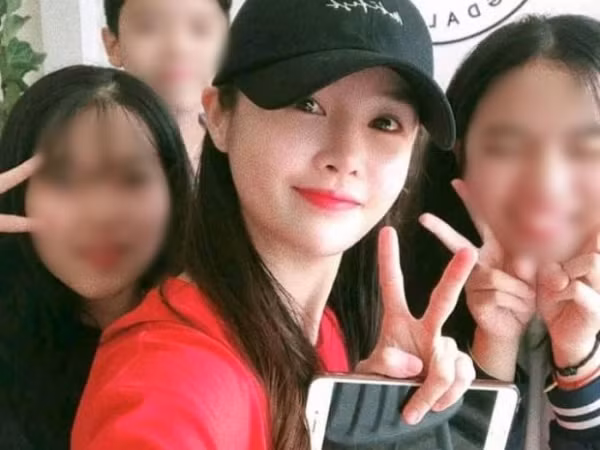 Chị cả T-ara Boram "du hí" tại Đà Lạt, thân thiện chụp ảnh cùng fan