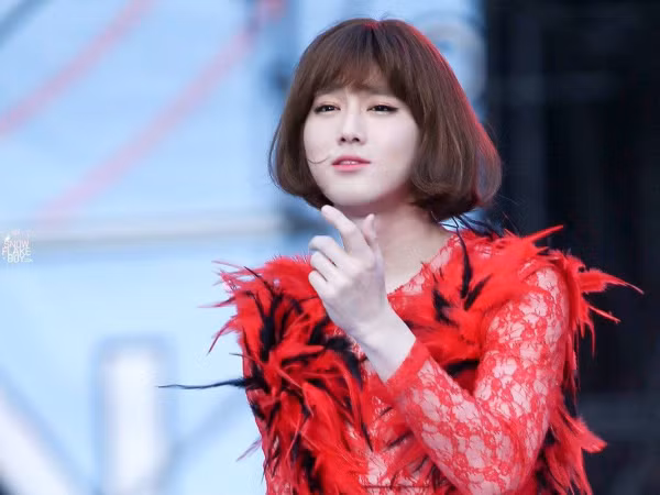 Giữa trào lưu giả gái, cùng đi tìm chàng trai biến hình thành cô gái xinh đẹp nhất K-pop