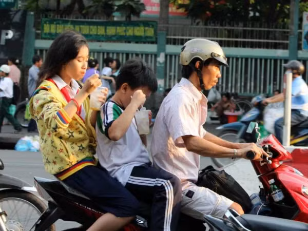 Ăn uống ngay trên xe: Người lớn xôn xao, teen bảo “Vui mà!”