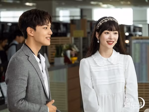 Xuất hiện chớp nhoáng trong “Hotel Del Luna”, Sulli vẫn kịp khoe cả kho đồ hiệu