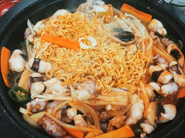 Cuối tuần gió mùa Đông Bắc, lựa chọn các món bạch tuộc nóng hổi này để tụ tập thôi