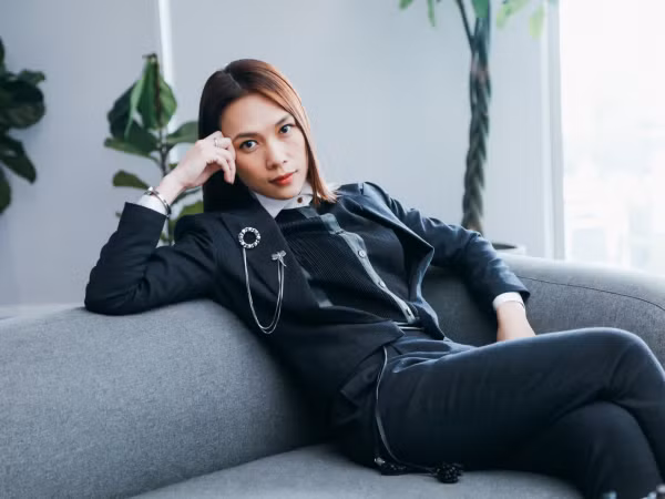 Fan Mỹ Tâm đồng loạt "rụng tim" vì đoạn clip chị trợ lý phiên bản thỏ trắng đáng yêu