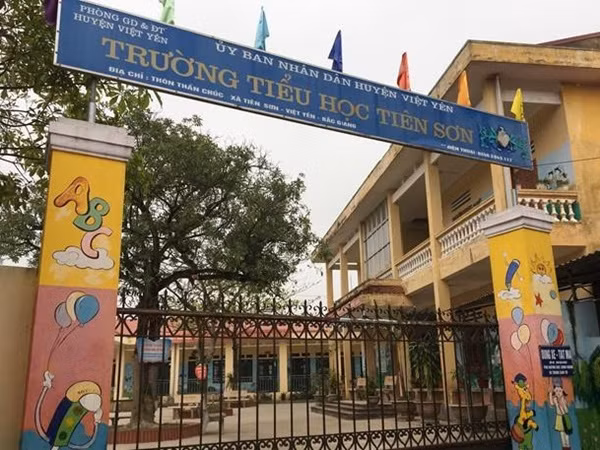 Chuyển thầy giáo vỗ mông, sờ đùi học sinh làm nhân viên hành chính