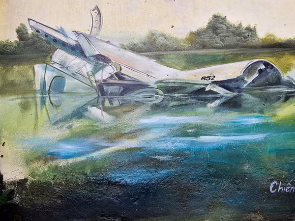 Ngõ nhỏ Hà Nội sống động với con đường bích họa xác ''pháo đài bay'' B52