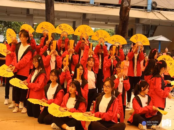 TP.HCM: Trời nắng như đổ lửa nhưng teen THPT Trần Phú vẫn "quẩy" tưng bừng trong ngày trại truyền thống