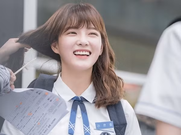 Đây chính là lí do đạo diễn của "School 2017" chọn SeJeong (Gugudan) làm nữ chính