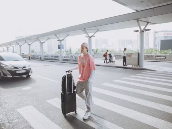  Gil Lê tươi tắn xuất ngoại đi công tác, diện cây hồng ngọt ngào "đốn tim" fan