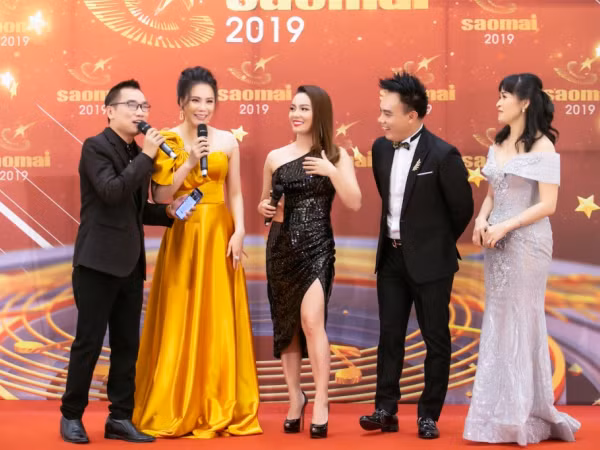 Hồ Quỳnh Hương xúc động khi hội ngộ những người bạn từng cùng dự thi "Sao mai 1999"