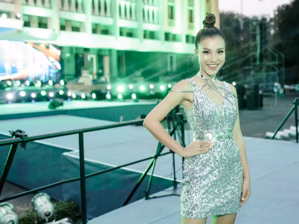 Hoàng Oanh hóa "siêu nhân bạc", vô tư ăn mì gói trước khi làm MC