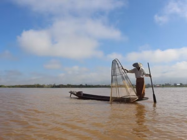 Vẻ đẹp ám ảnh của ngôi làng nổi nằm giữa hồ Inle 