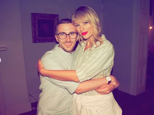 Cưng fan “hơn cả trứng”, Taylor Swift tổ chức buổi nghe thử dành riêng cho các Swifties