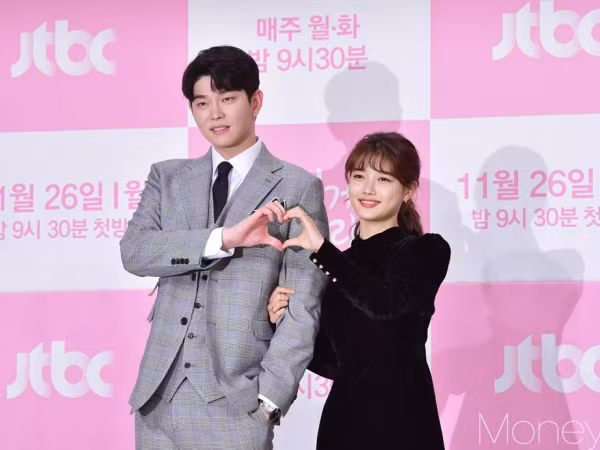Vì chênh lệch chiều cao, Yoon Kyun Sang tiết lộ cảnh ôm với Kim Yoo Jung “hết sức vất vả”