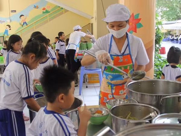 Oái oăm phụ huynh lớp 1 đòi vào trường cho con đi vệ sinh