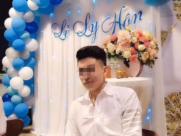 Dở khóc dở cười với thanh niên làm lễ ly hôn, dân mạng thắc mắc: "Chúc gì thì hay bây giờ?"