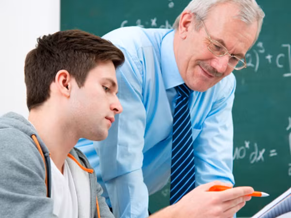 Thầy giáo này đem 18 triệu cho học sinh, và vợ của thầy có phản ứng bất ngờ!