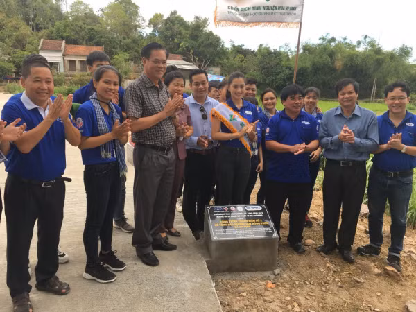 Hoa hậu Tiểu Vy đồng hành cũng trường Đại học Sư phạm Kỹ thuật TP.HCM trong chiến dịch "Mùa hè xanh"