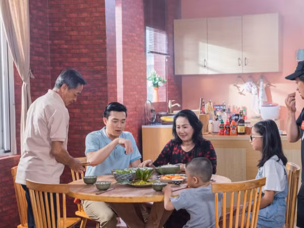 Quốc Trường được ba mẹ và 2 cháu khen không ngớt khi vào bếp nấu ăn