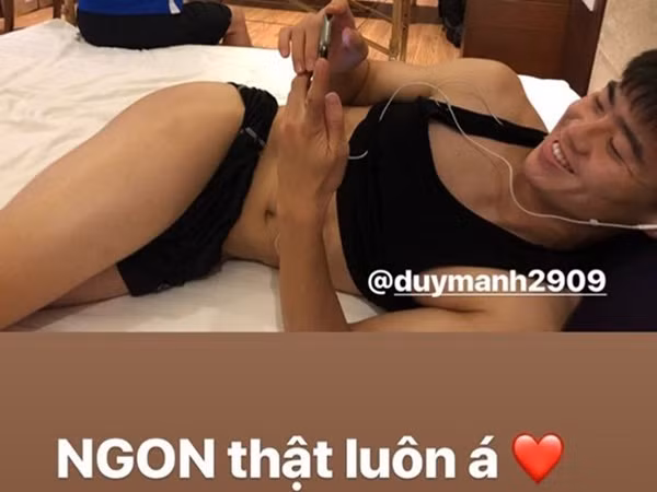 Đình Trọng tung ảnh "hớ hênh" của Duy Mạnh lên mạng xã hội
