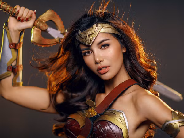 Halloween của sao: Minh Tú hóa thân thành Wonder Woman xinh đẹp không thua gì Gal Gadot