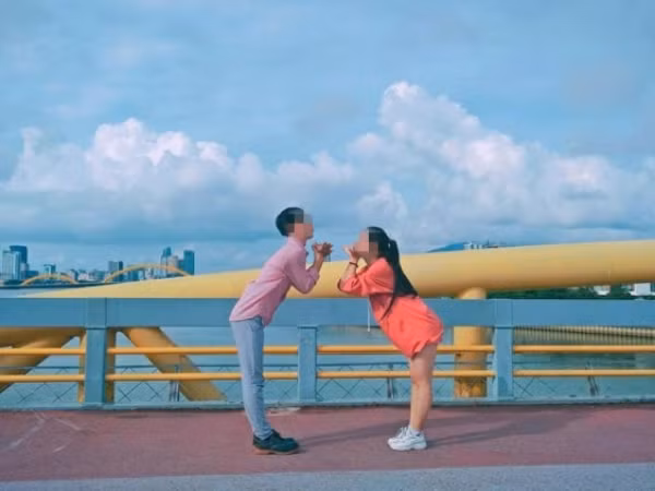 Chụp ảnh bên nhau quá đẹp, cặp đôi bạn thân khác giới bất ngờ nhận... "gạch đá"