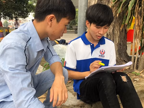 Vì sao khi vào học đại học, các bạn sinh viên dễ bị điểm thấp?