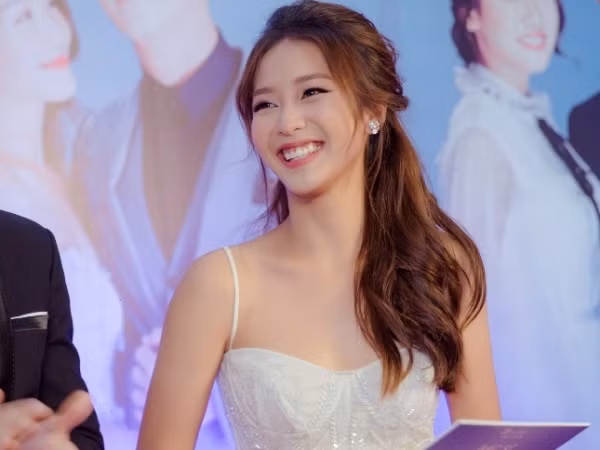 Khả Ngân chính là người đẹp "lên xe hoa" nhiều nhất showbiz trong năm 2018